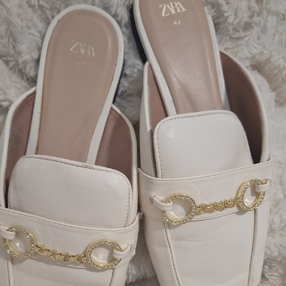 Zara Women's Cream Loafers with Gold Accent - Picture 6 of 6